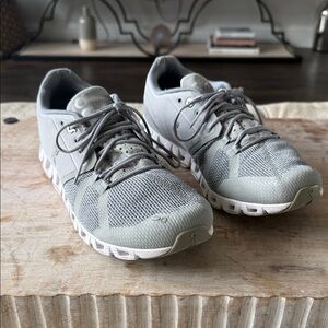 On Running Men's 8.5 Light Gray Athletic Shoes